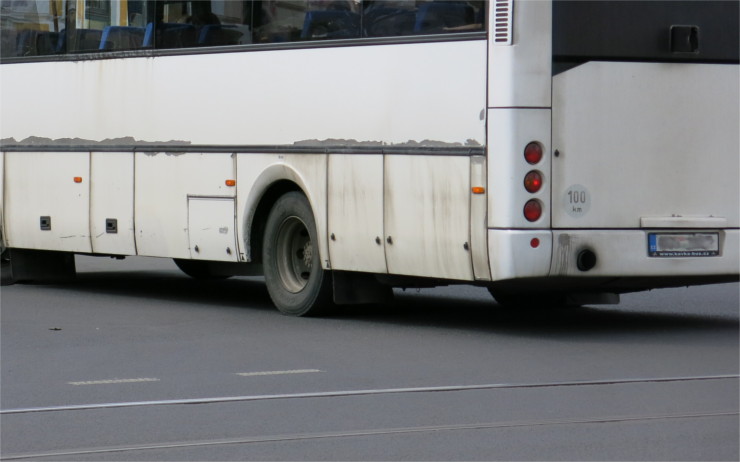 Kriminalisté odhalili zloděje, který se v noci vloupal do autobusu a ukradl z něj GPS