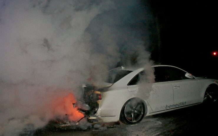 VIDEO: Noční požáry v Mostě! Při jednom chytilo i tohle zánovní Audi