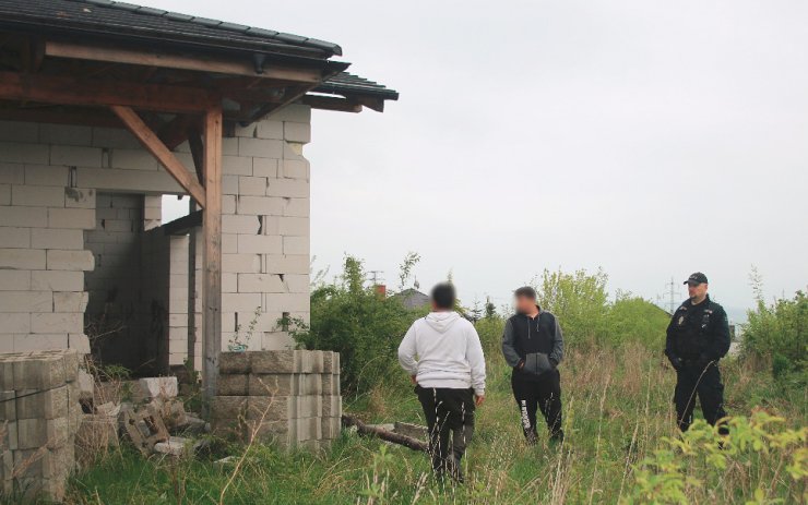 Výrostci si udělali z rozestavěného domu klubovnu i s ohništěm