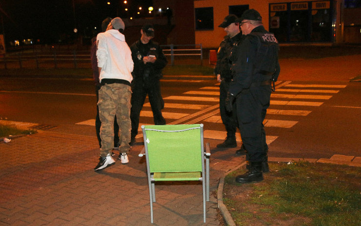 Relax na přechodu. Kluci si přitáhli na silnici rozkládací křesílka