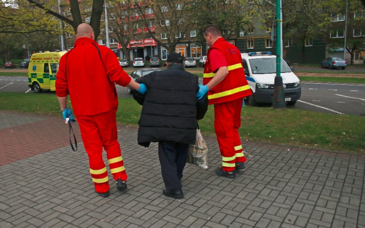 Podivně zkroucený muž vzbudil pozornost strážníků, museli mu volat záchranku