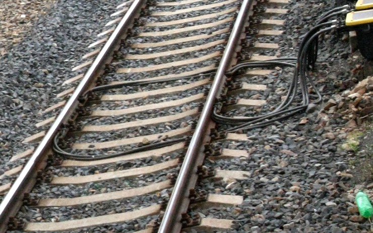 Narkomani přestřihávali kabely u tramvajových kolejí. Upozornil na ně strážník v civilu