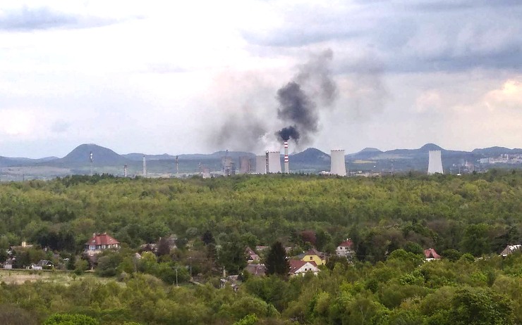 FOTO: Čtenáři z Mostecka fotili neobvykle kouřící chemičku