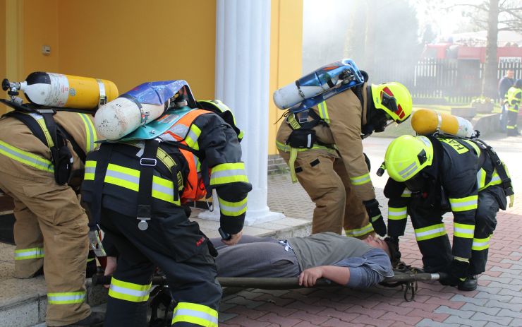 OBRAZEM: Hasiči i Feuerwehr. Záchranáři měli velké přeshraniční cvičení v ústavu v Krušných horách