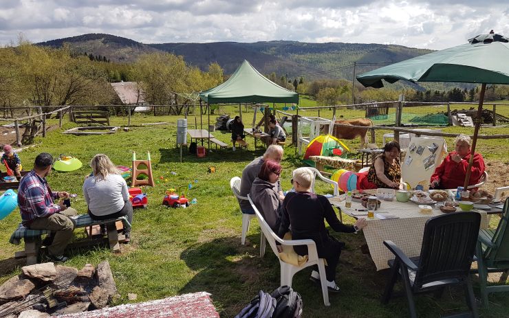 OBRAZEM: Lidé se sešli na farmě na Klínech, aby férově snídali