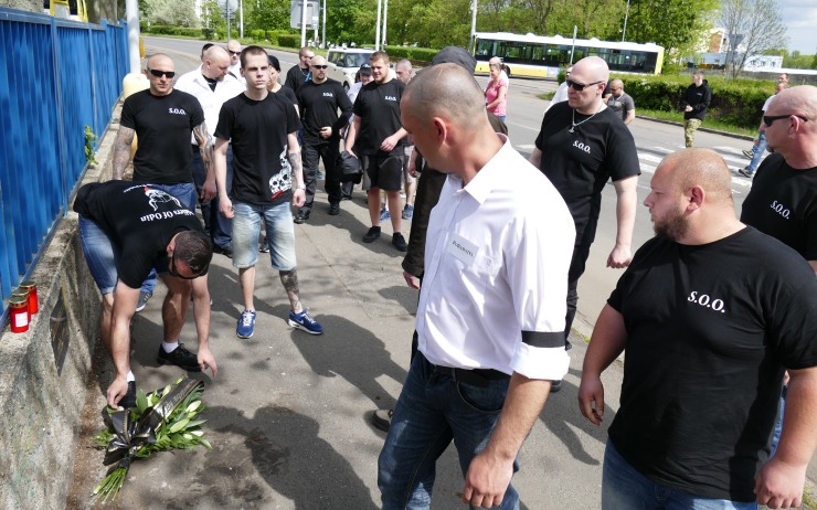 AKTUÁLNĚ OBRAZEM: V Litvínově se sešly tři desítky nacionalistů, policisté byli ve střehu