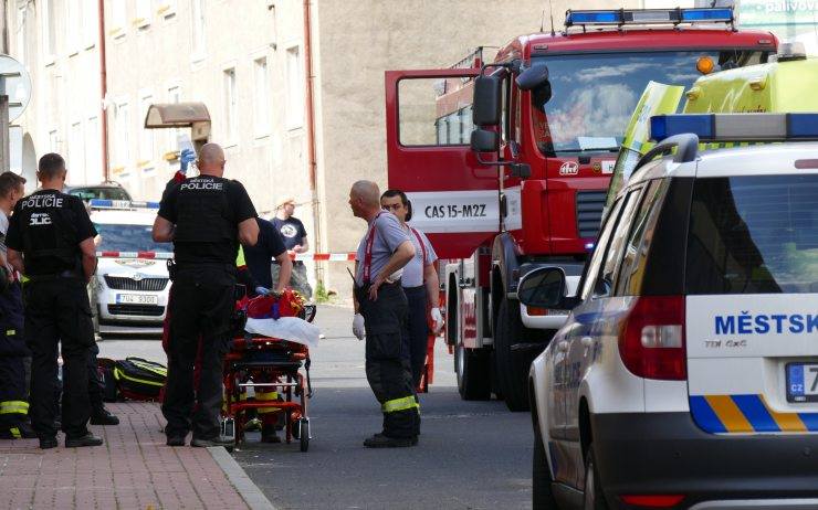PRÁVĚ TEĎ: Chlapec se zřítil do šachty vedle stadionu, vrtulník jej převáží do nemocnice