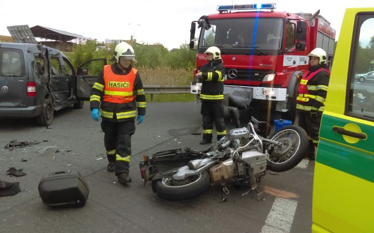 OBRAZEM: Těžká nehoda motorkáře na silnici Chomutov - Louny. Narazil do boku auta