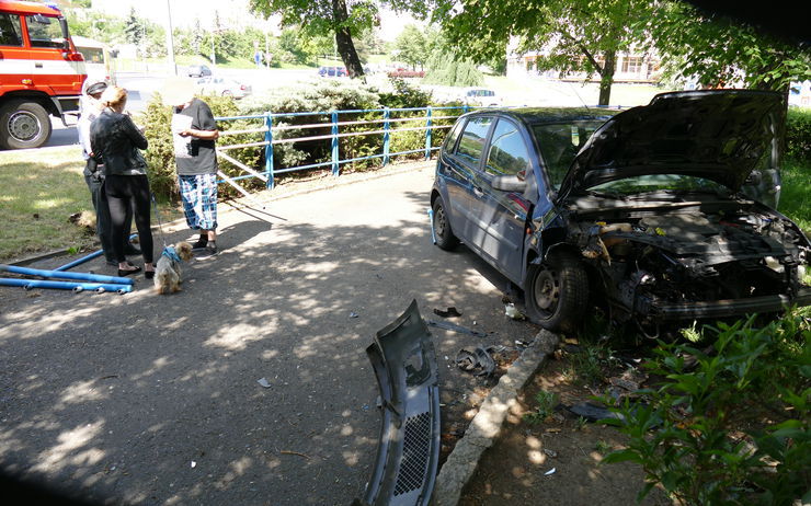 AKTUÁLNĚ: Auto u Luny prorazilo zábradlí a vjelo do stromu, jeden muž je zraněný