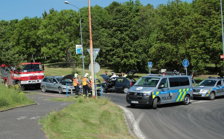 OBRAZEM: Čelní srážka dvou aut v Mostě uzavřela rušnou silnici
