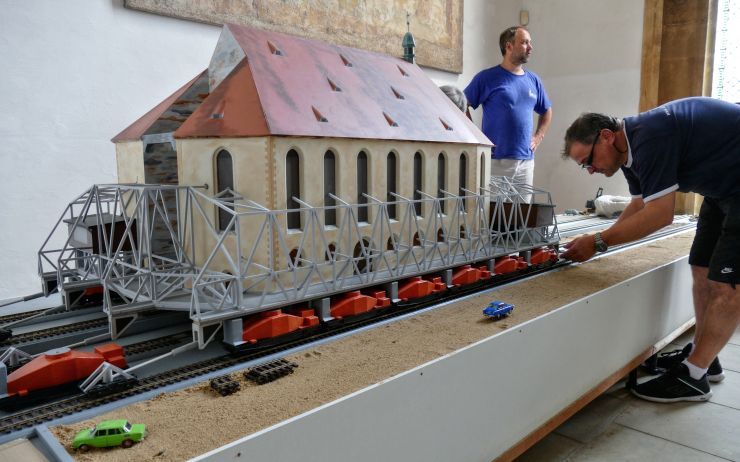 360° FOTO: Kostel v kostele! Nádherný pojízdný model už se připravuje v přesunutém chrámu