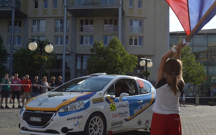 OBRAZEM: Slavnostní start rally přilákal do centra Mostu velké i malé fanoušky