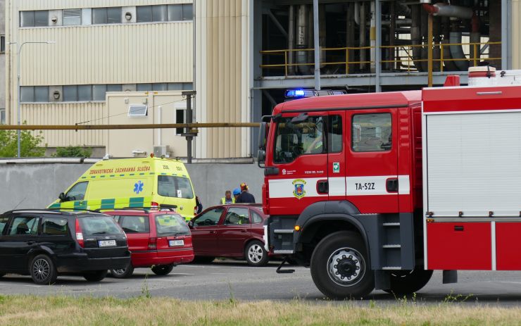 PTÁTE SE: Hasiči a záchranka zasahují u chemičky, co se stalo?