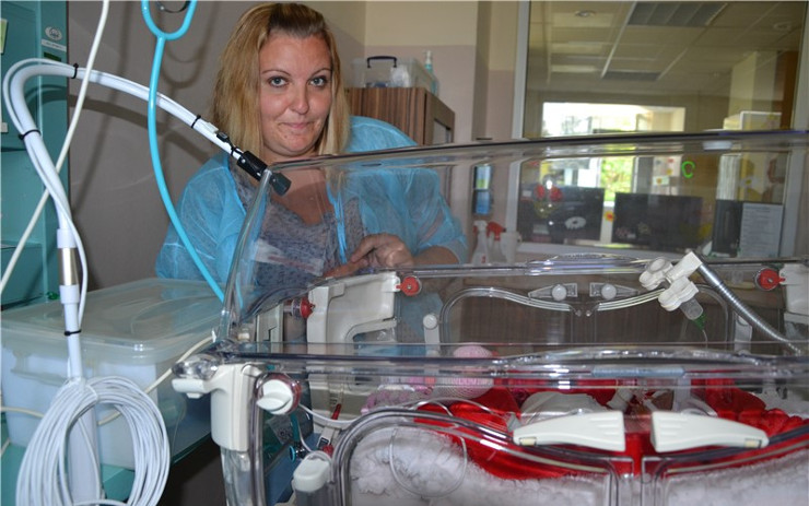 Masarykova nemocnice v Ústí zavádí novinku: Díky kamerám můžete mít neustálý kontakt s novorozencem v inkubátoru