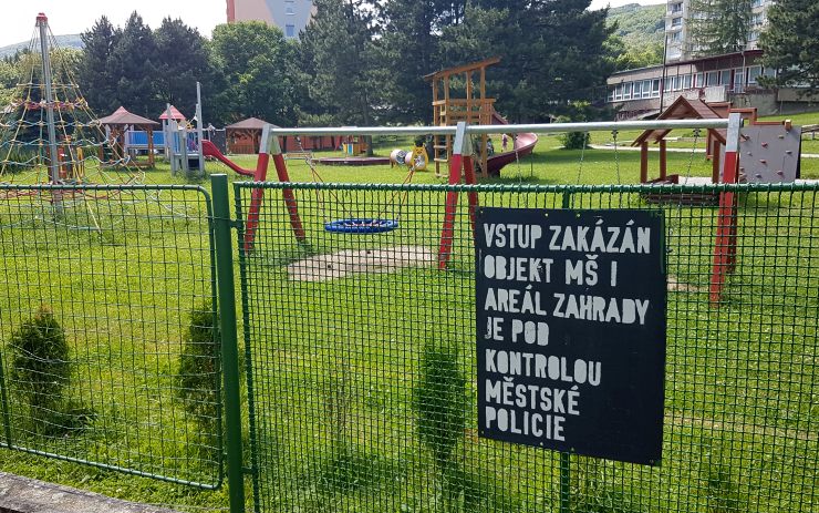 Janovské děti přes zákaz okupují oplocené hřiště u školky. Vznikají konflikty