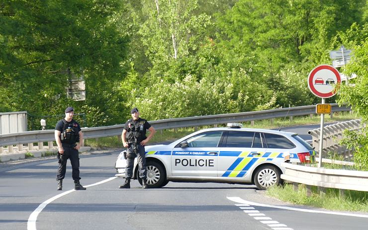 Tragédie u Komořan. Motorkář zemřel po srážce s autem, silnice je zavřená