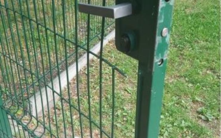 Neznámý vandal poškodil vstupní dveře na dětské hřiště