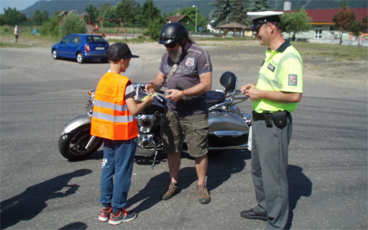 Děti v Horním Jiřetíně v rámci dopravní akce odměňovaly řidiče