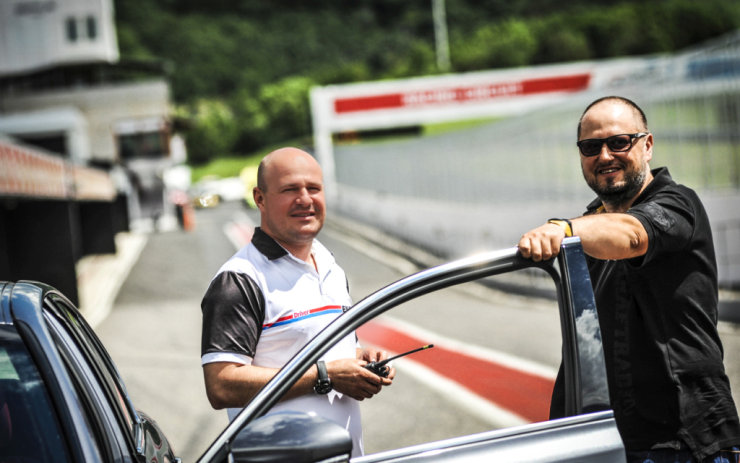 Tomáš Enge koučuje v Mostě jezdce svého týmu pro víkendový závod FIA CEZ