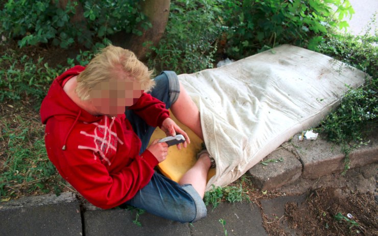 Mladík ležel pomlácený na matraci na mosteckém sídlišti, někdo ho prý v noci napadl