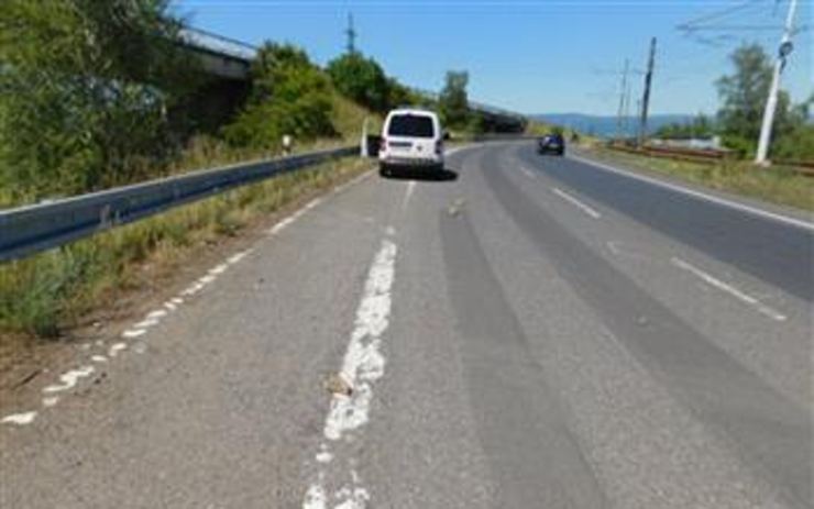 Velmi nebezpečná legrace: Vandal naházel kameny na rušnou silnici pod Hněvínem