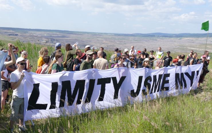 AKTUÁLNĚ OBRAZEM: Aktivisté se navlékli do kombinéz a demonstrovali na hraně uhelného dolu