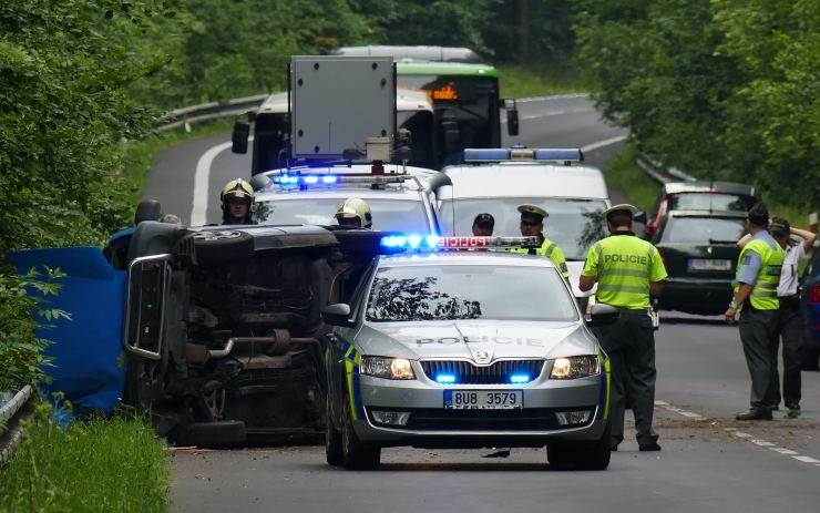 PRÁVĚ TEĎ: Vážná havárie u Litvínova. Silnice na Jiřetín je zavřená, z místa odletěl vrtulník