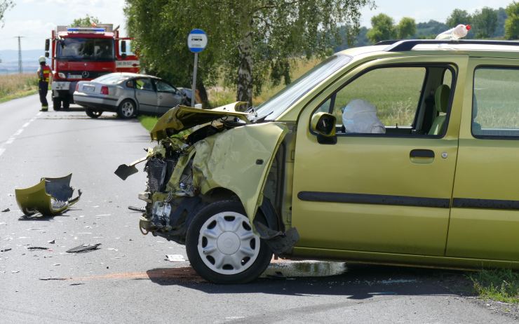 AKTUÁLNĚ OBRAZEM: Vážná nehoda u Libčevsi, tři zranění při srážce dvou aut