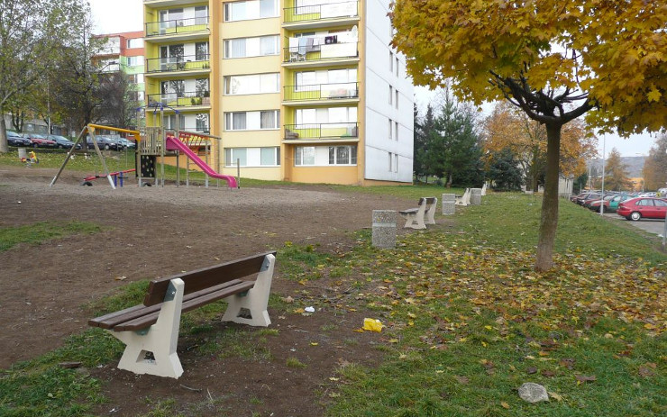 V Obrnicích zlikvidují některé lavičky, na hřišti nad sídlem policie přibudou nové herní prvky