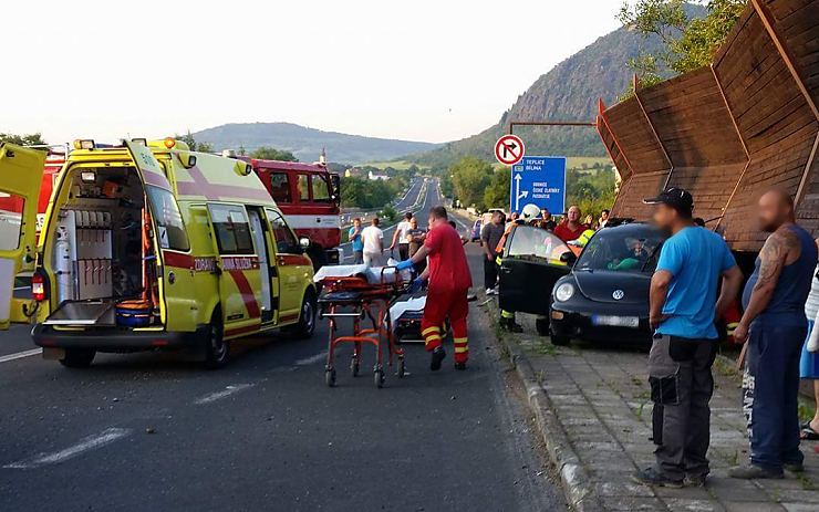 OBRAZEM: Vážná havárie u Obrnic, Brouk vlétl do protihlukové stěny