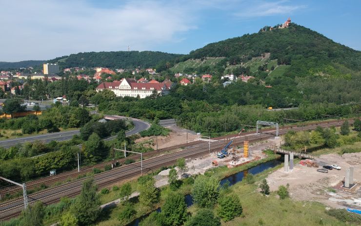 Jak z Mostu na Chomutov? Stavbaři tam uzavřeli důležitý výjezd z města