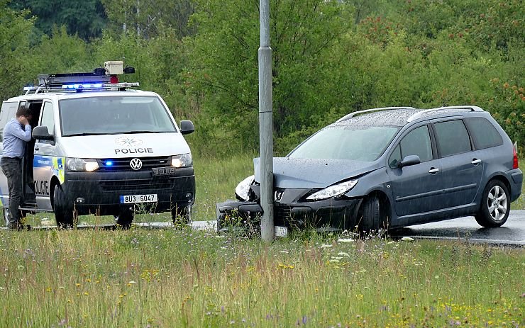 AKTUÁLNĚ: Na velkém kruhovém objezdu v Souši najel řidič do lampy