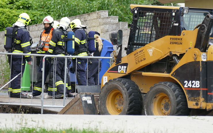 OBRAZEM: V mostecké ulici unikal plyn, hasiči jistili situaci