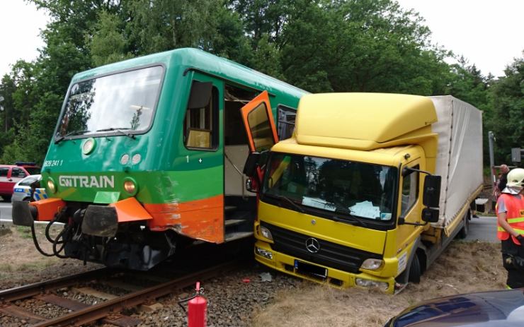 OBRAZEM: Soukromý rychlík z Mostu do Plzně se srazil s nákladním autem