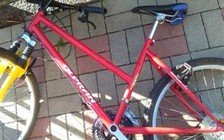 Neztratil někdo toto červené kolo? Našli ho v šestistovkách