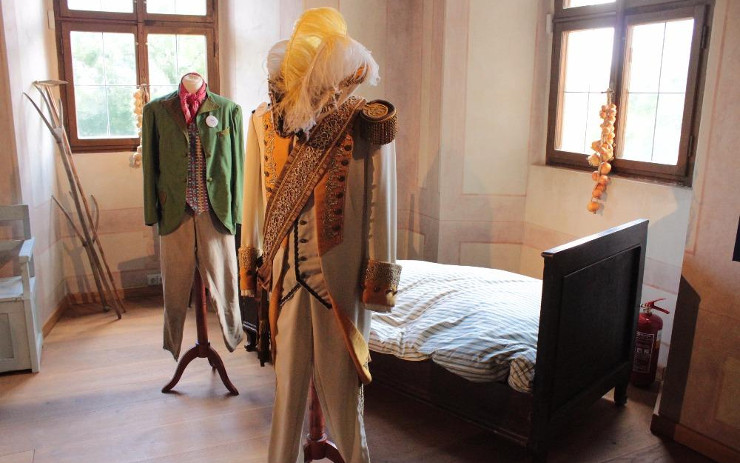 Nenechte si ujít výstavu kostýmů z filmů Zdeňka Trošky na zámku v Jimlíně