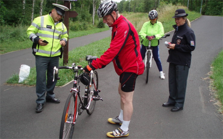 Policisté pořádali preventivní akci „Na kole bezpečně“, cyklisté si vyzkoušeli i speciální brýle