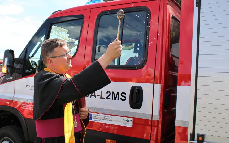 VIDEO: Dobrovolní hasiči z Nové Vsi v Horách dostali s velkou slávou nové auto