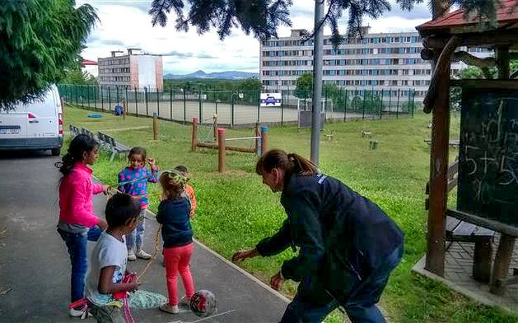 Asistentky odvádí v Janově děti od vchodů na hřiště, aby nerušily sousedy