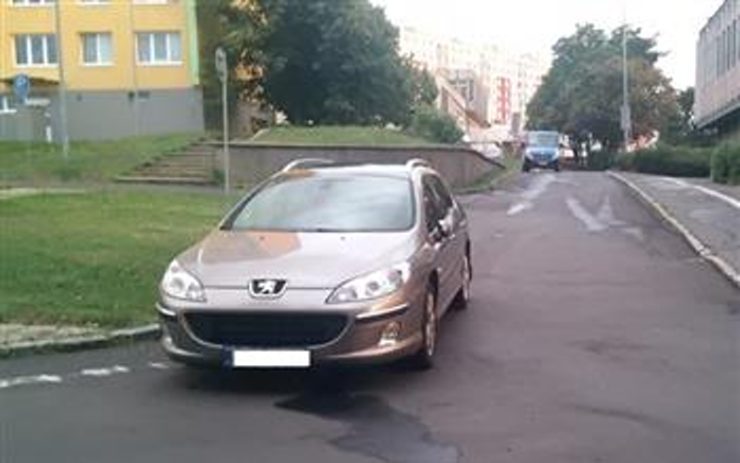 Auto se samo přesunulo do křižovatky, vysvětloval majitel strážníkům