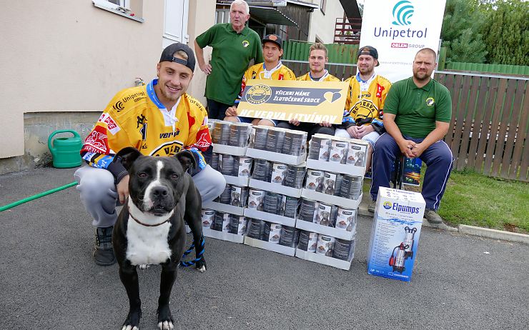 OBRAZEM: Litvínovští hokejisté přivezli dárky pro opuštěné psy