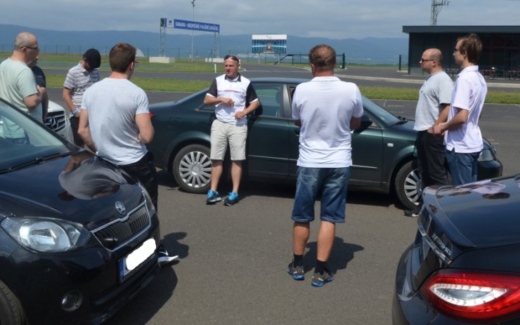 Český pilot formule Tomáš Enge dával na autodromu rady majitelům sportovních vozů