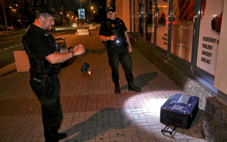 K opuštěnému kufru u mosteckého Centralu zavolali strážníky