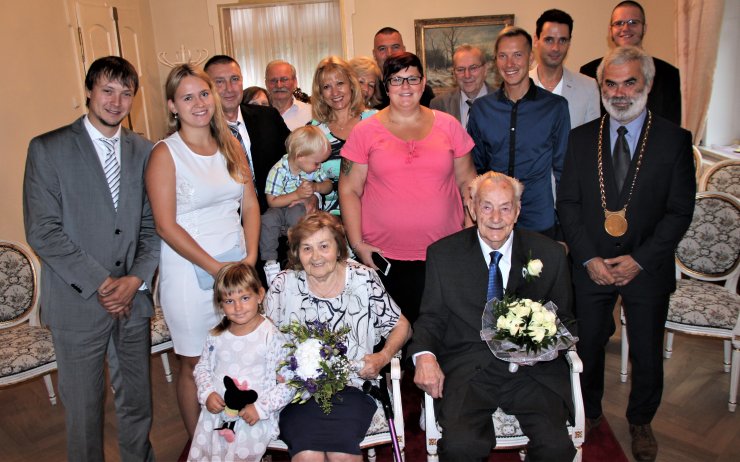 To už se moc nevidí! Manželé oslavili v Horním Jiřetíně kamennou svatbu