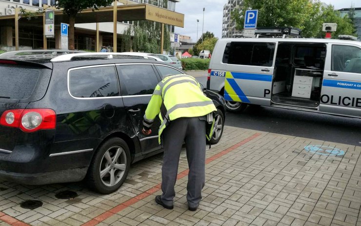 Někdo naboural auto na parkovišti u úřadu a ujel. Hledají se lidé, kteří nehodu viděli