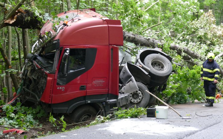 AKTUÁLNĚ OBRAZEM: Silnice z Oseka do Lomu je zavřená, náklaďák tam přerazil strom
