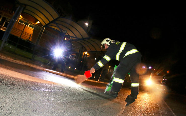 Řidič si v Mostě prorazil olejovou vanu o ostrůvek na silnici