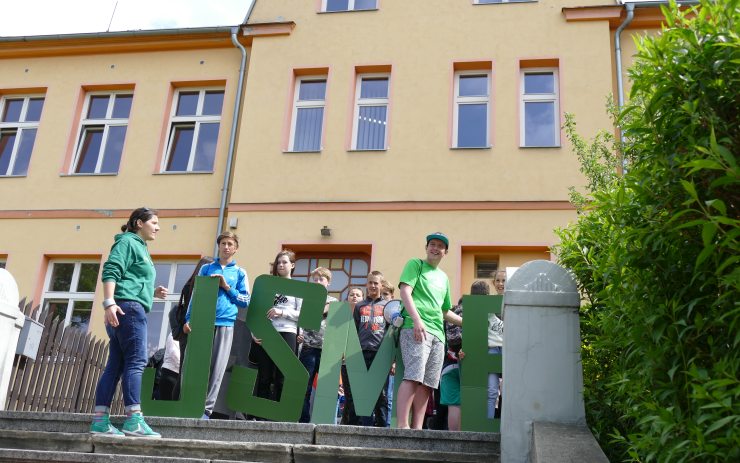Stovky lidí se škole v Horním Jiřetíně složili na solární panely, zorganizoval to Greenpeace