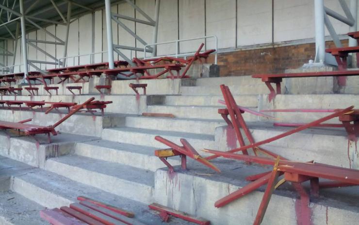 OBRAZEM: Na fotbalovém hřišti za zimním stadionem někdo rozbil skoro všechny lavičky