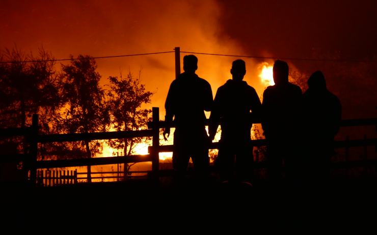 AKTUÁLNĚ OBRAZEM: Na Klínech hoří rodinná farma, dům už zcela spolkly plameny